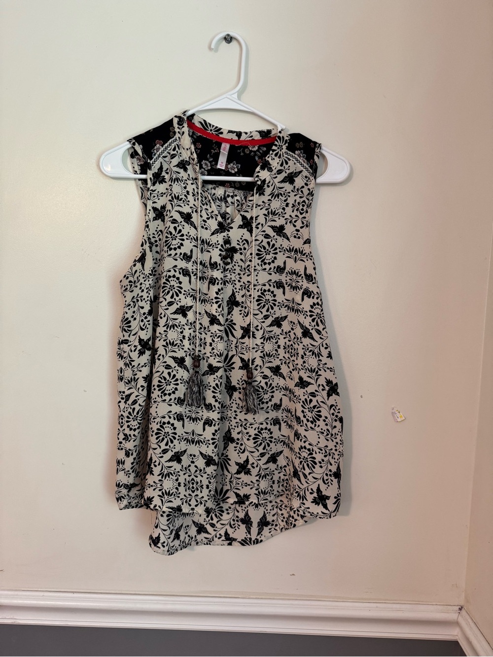 Xhilaration Black & Cream Floral Sleeveless Blouse with Tassels size Medium